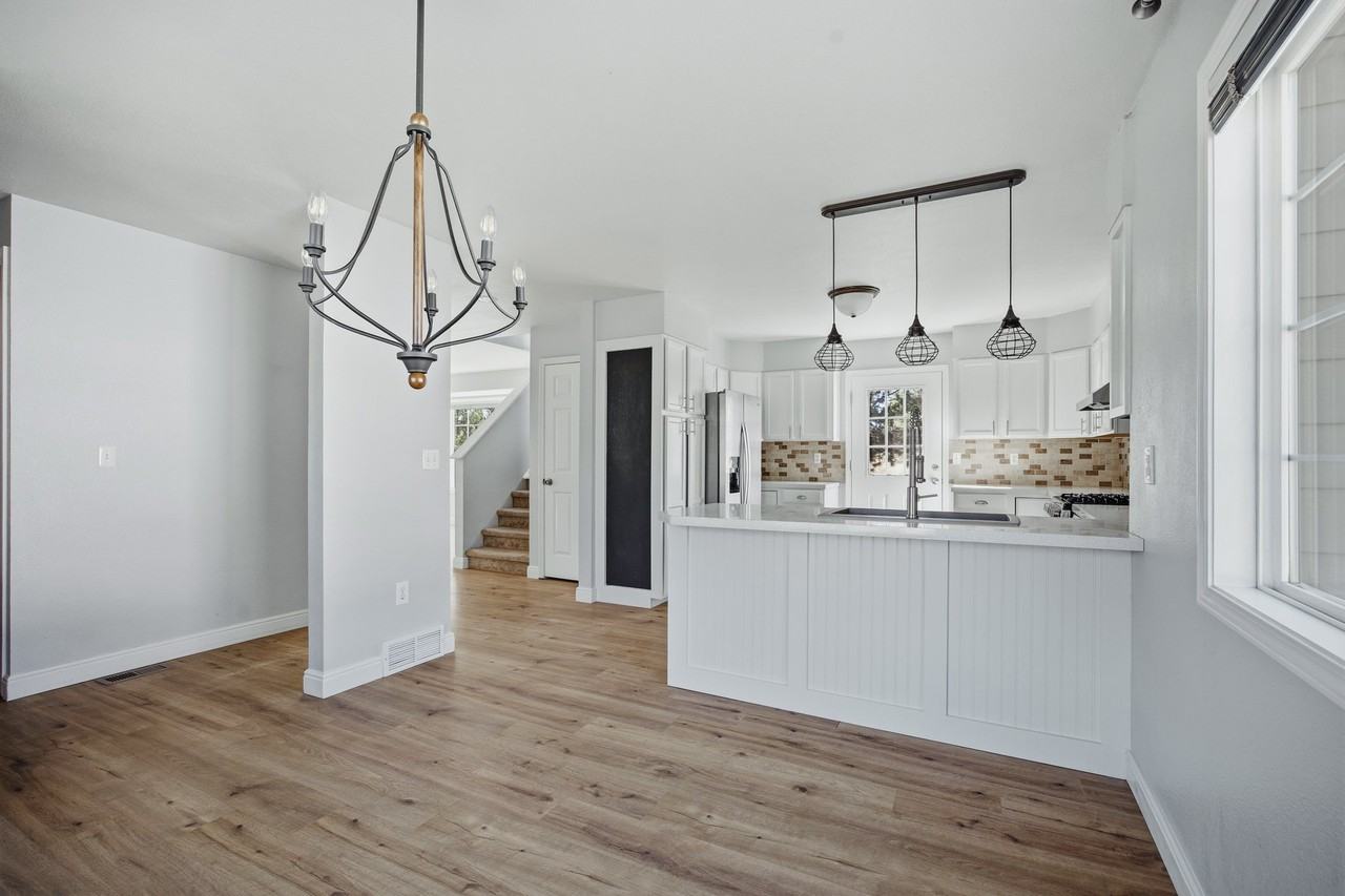 2056 Calhoun Ct - Photo 2 of 16