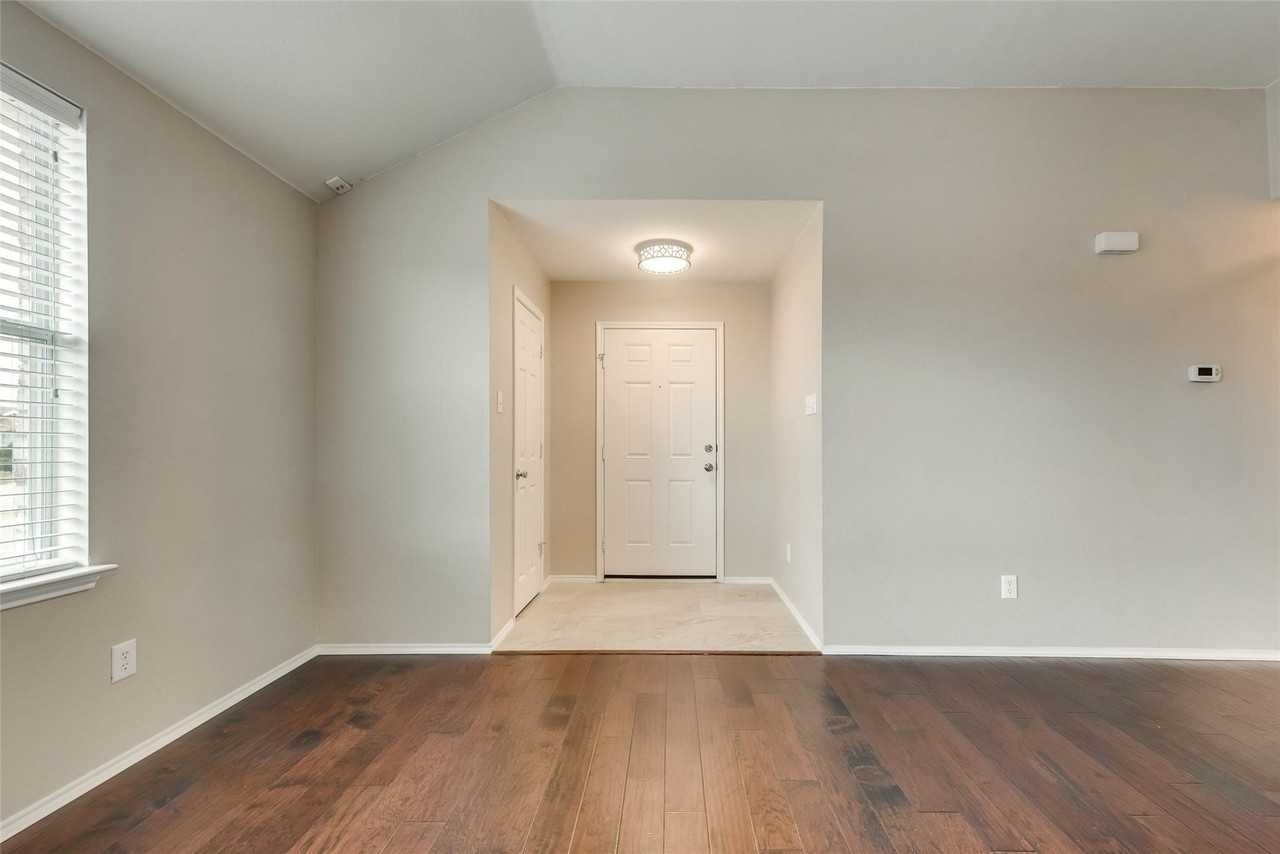 206 Spruce Trl - Photo 3 of 19