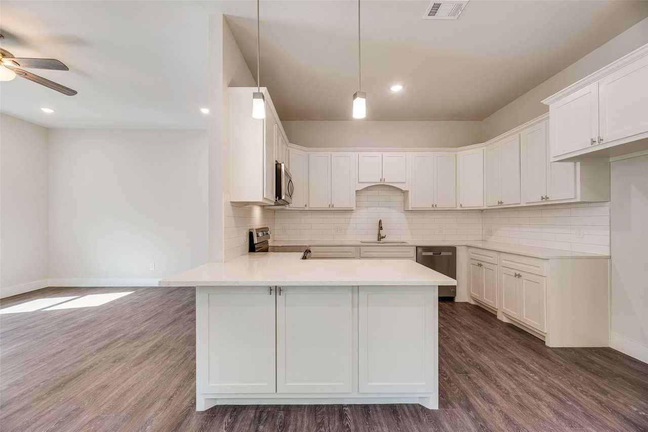 1115 W Johnson St - Photo 2 of 24