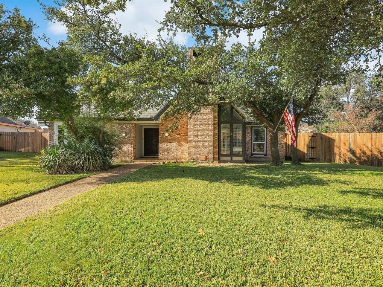 3913 Knob Hill Dr - Photo 4 of 35