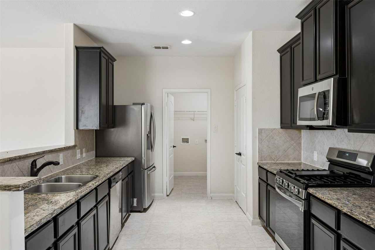 447 Lipizzan Ln - Photo 7 of 38