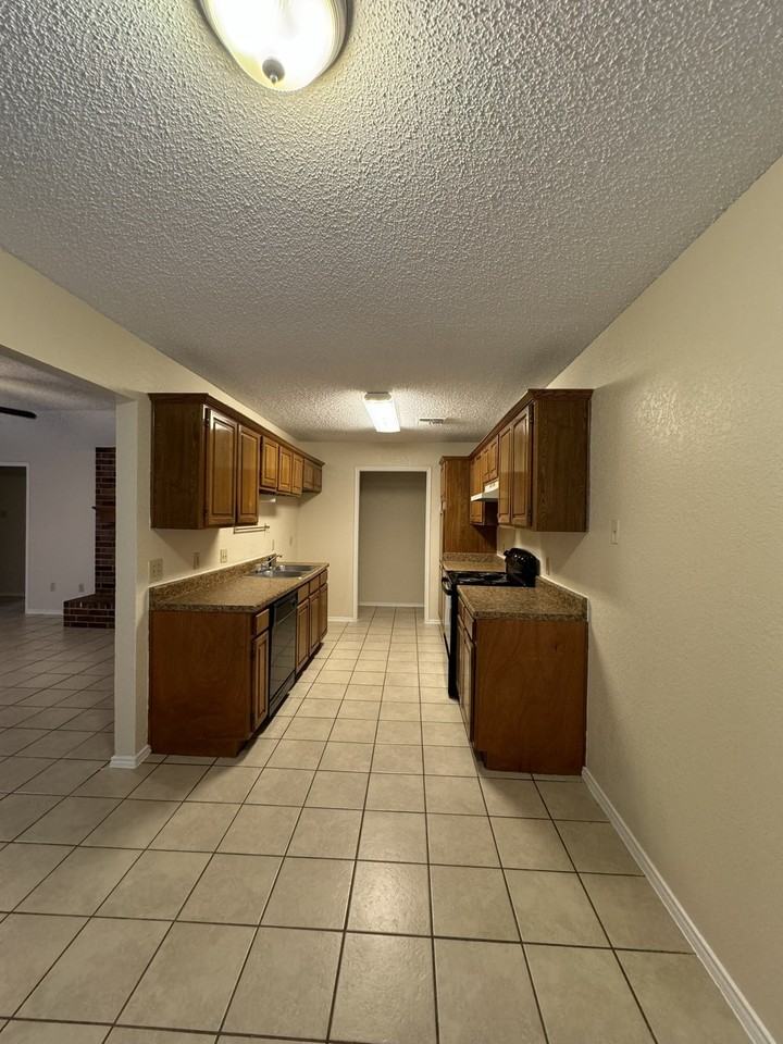 4501 Mizzenmast Ct - Photo 6 of 20