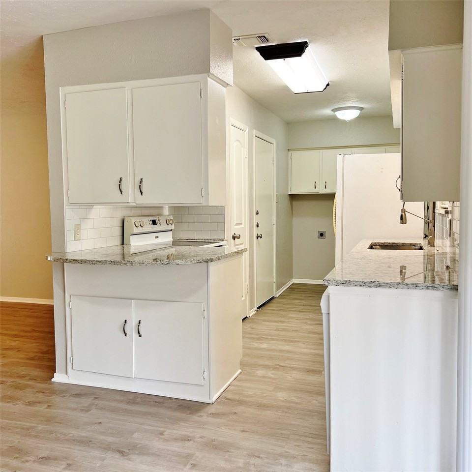 1420 Hillside Dr - Photo 4 of 12