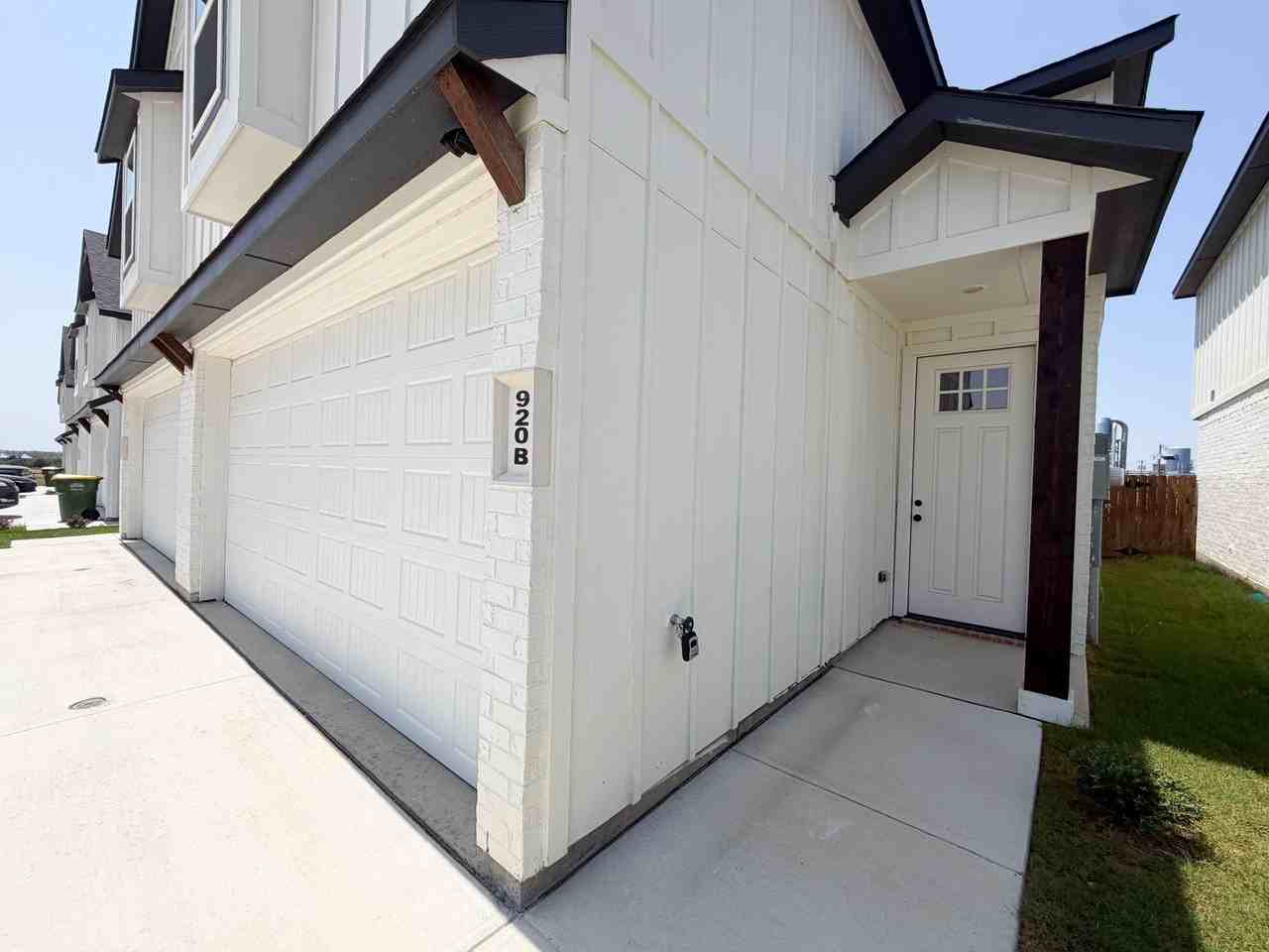 920 Cooksey Ct #B - Photo 3 of 24