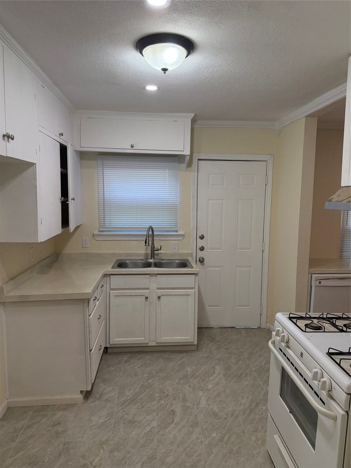 628 Cedar Dr - Photo 3 of 10