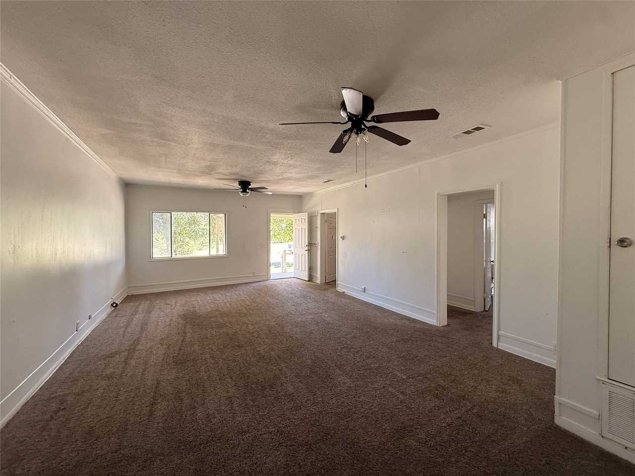 405 W Chandler St - Photo 2 of 9
