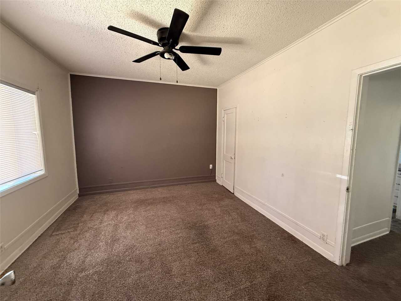 405 W Chandler St - Photo 3 of 9