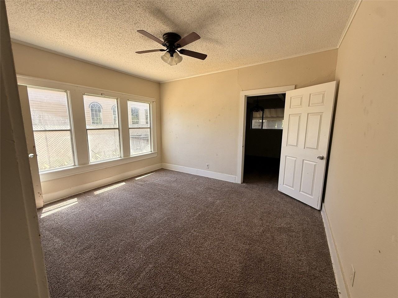 405 W Chandler St - Photo 5 of 9