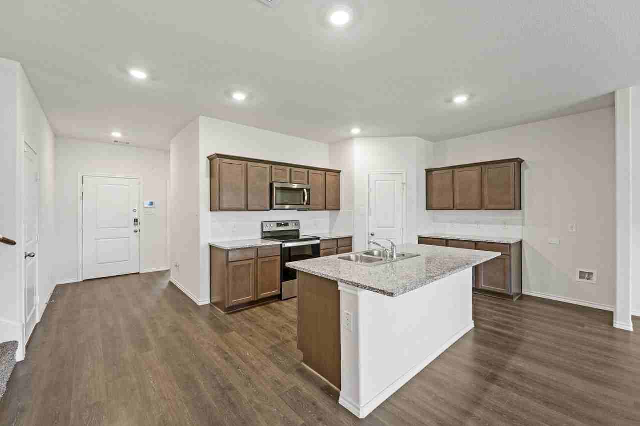 728 Fueller Dr - Photo 4 of 30