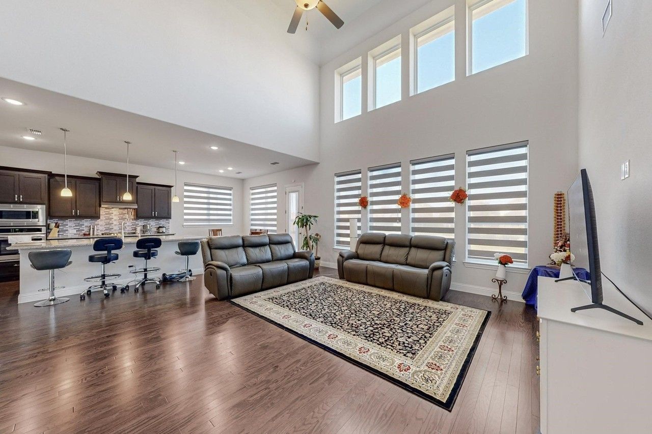 16809 Clover Dr - Photo 3 of 37