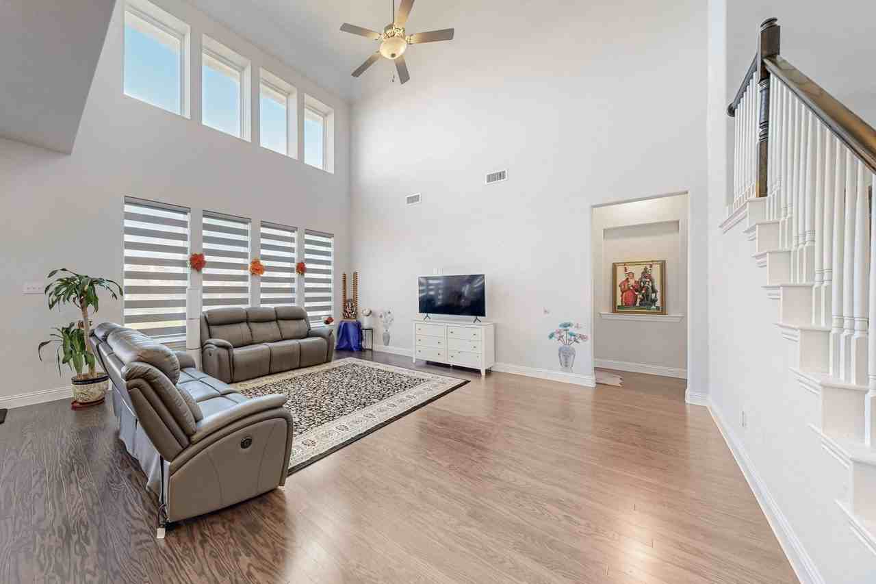 16809 Clover Dr - Photo 4 of 37
