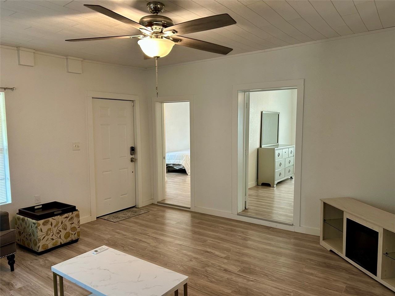 309 N Neches St - Photo 3 of 21