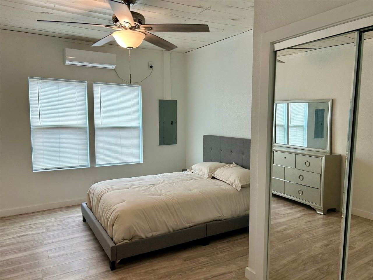 309 N Neches St - Photo 5 of 21