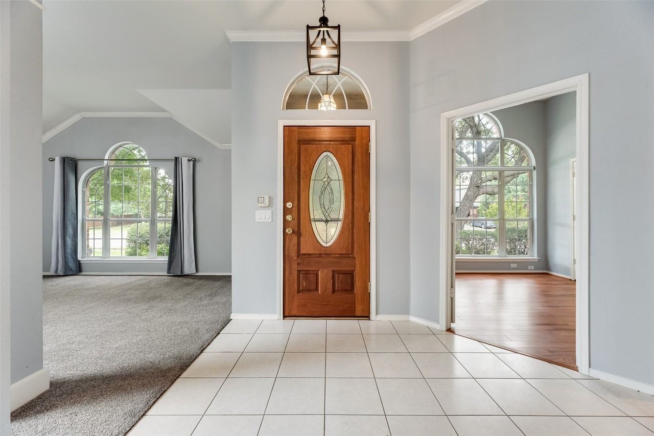 828 Abbots Ln - Photo 2 of 30