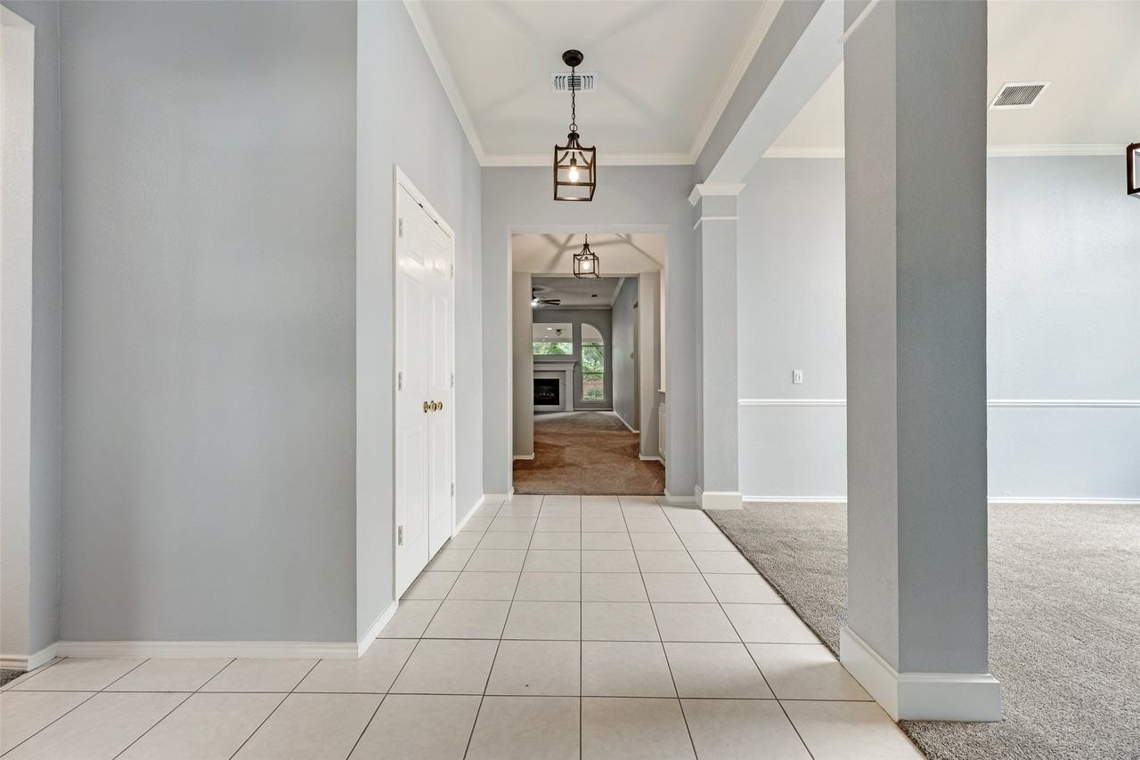 828 Abbots Ln - Photo 3 of 30