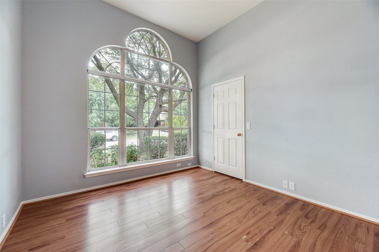 828 Abbots Ln - Photo 4 of 30