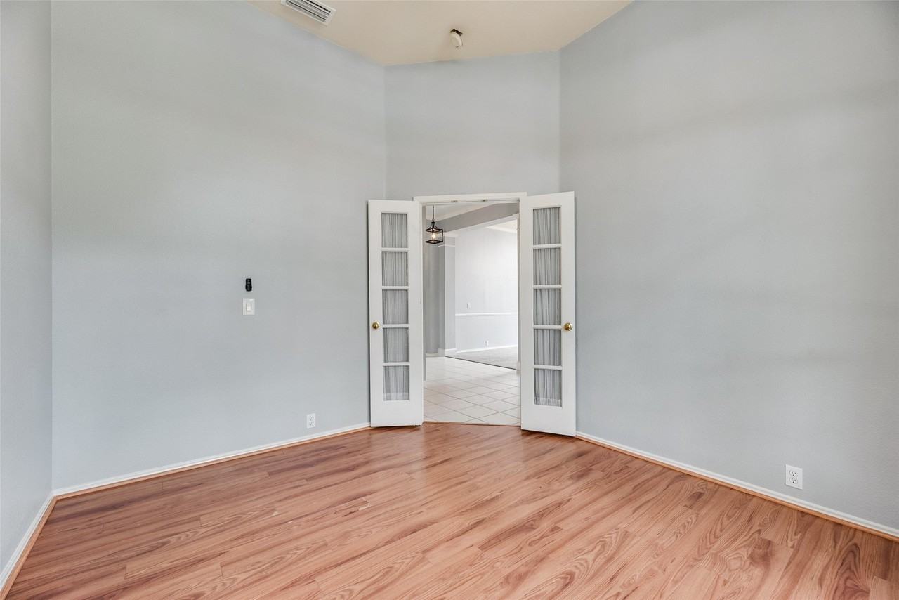 828 Abbots Ln - Photo 5 of 30