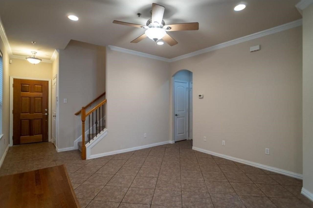 117 Corinna Ct - Photo 3 of 33
