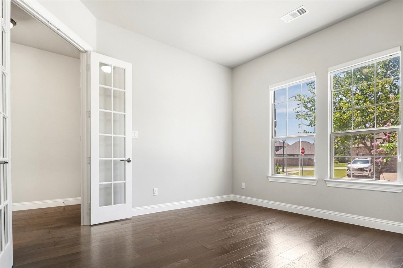 4100 Angelina Dr - Photo 4 of 30