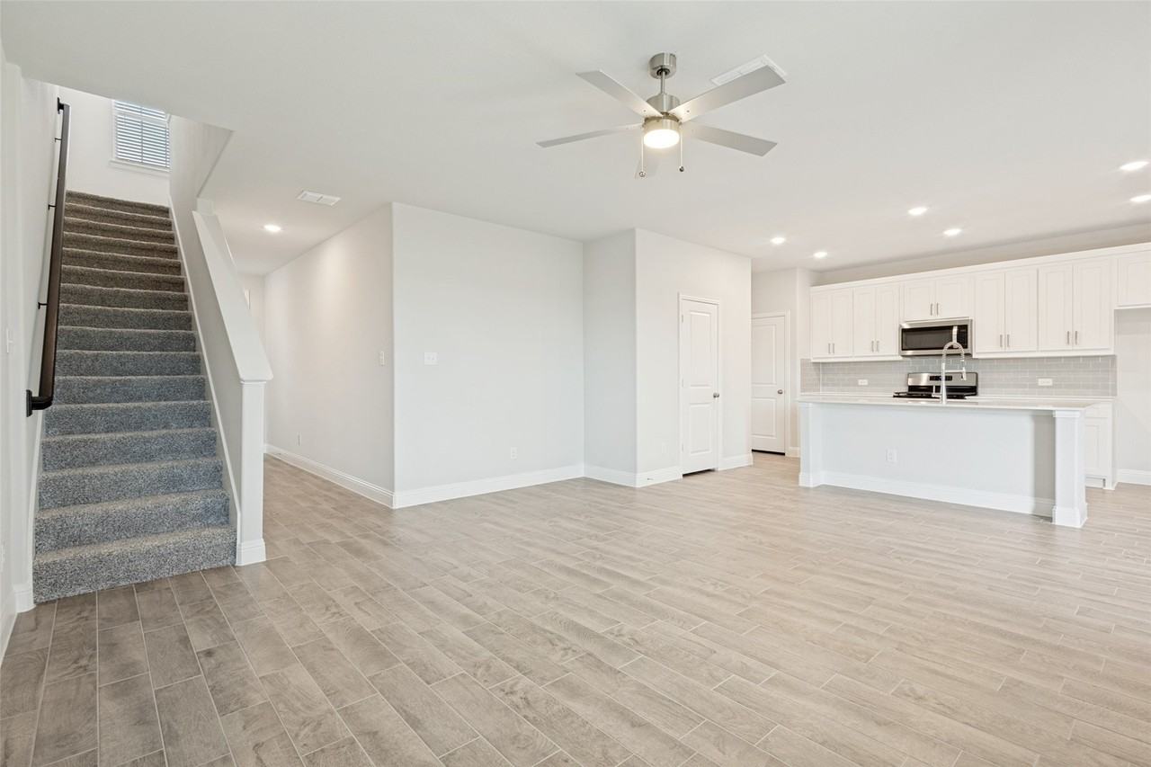 806 Sicily Blvd - Photo 2 of 12