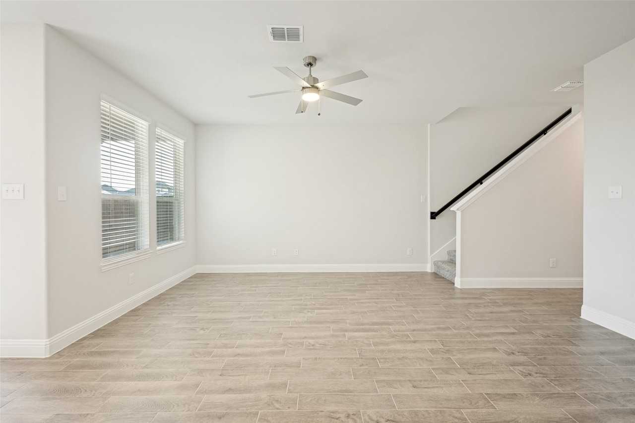 806 Sicily Blvd - Photo 3 of 12