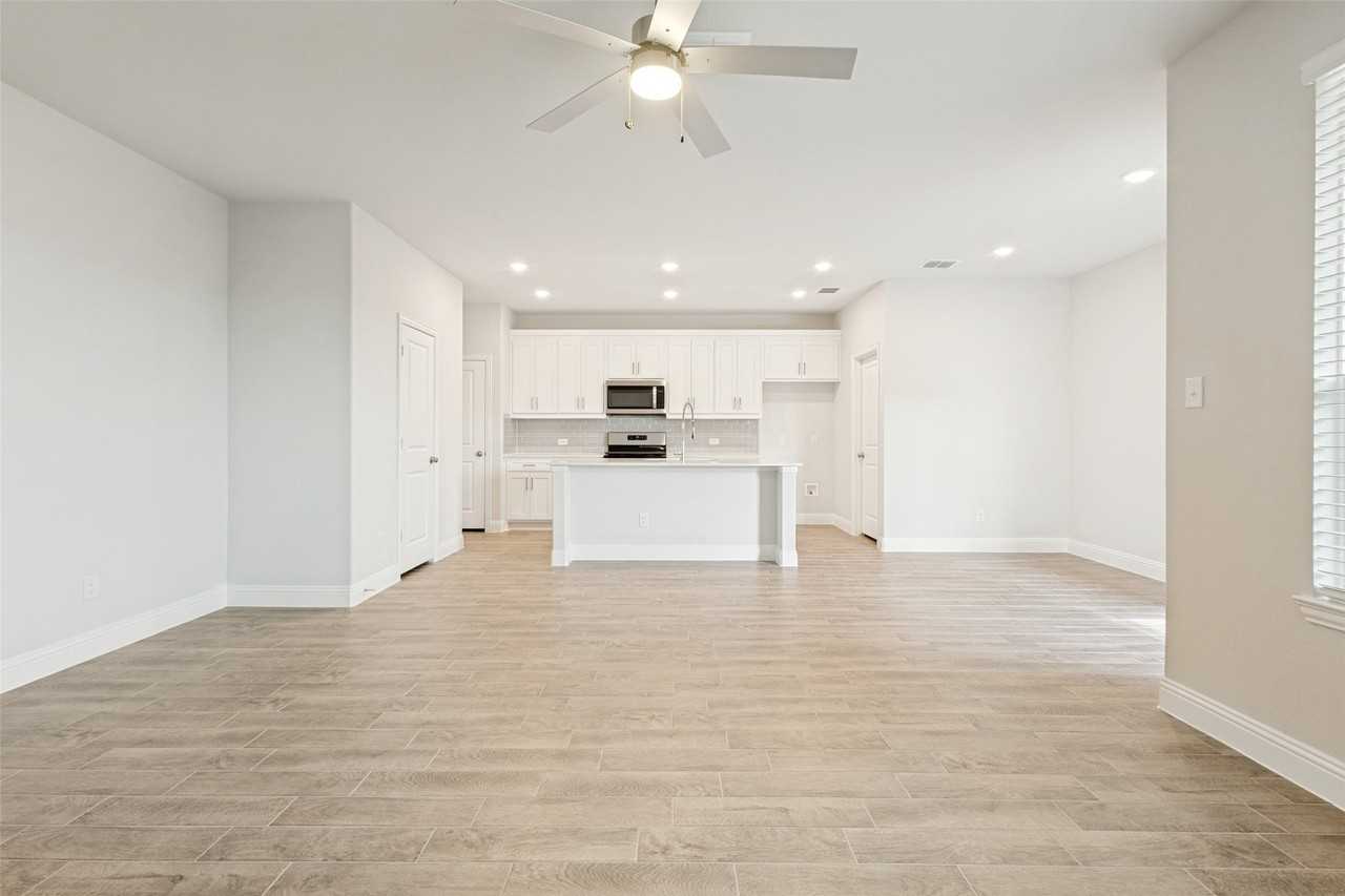 806 Sicily Blvd - Photo 4 of 12