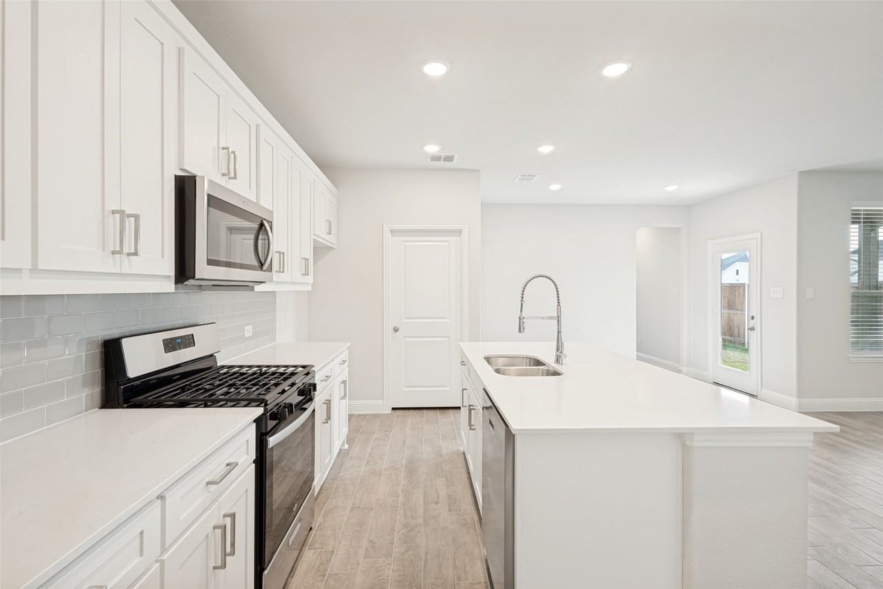 806 Sicily Blvd - Photo 6 of 12