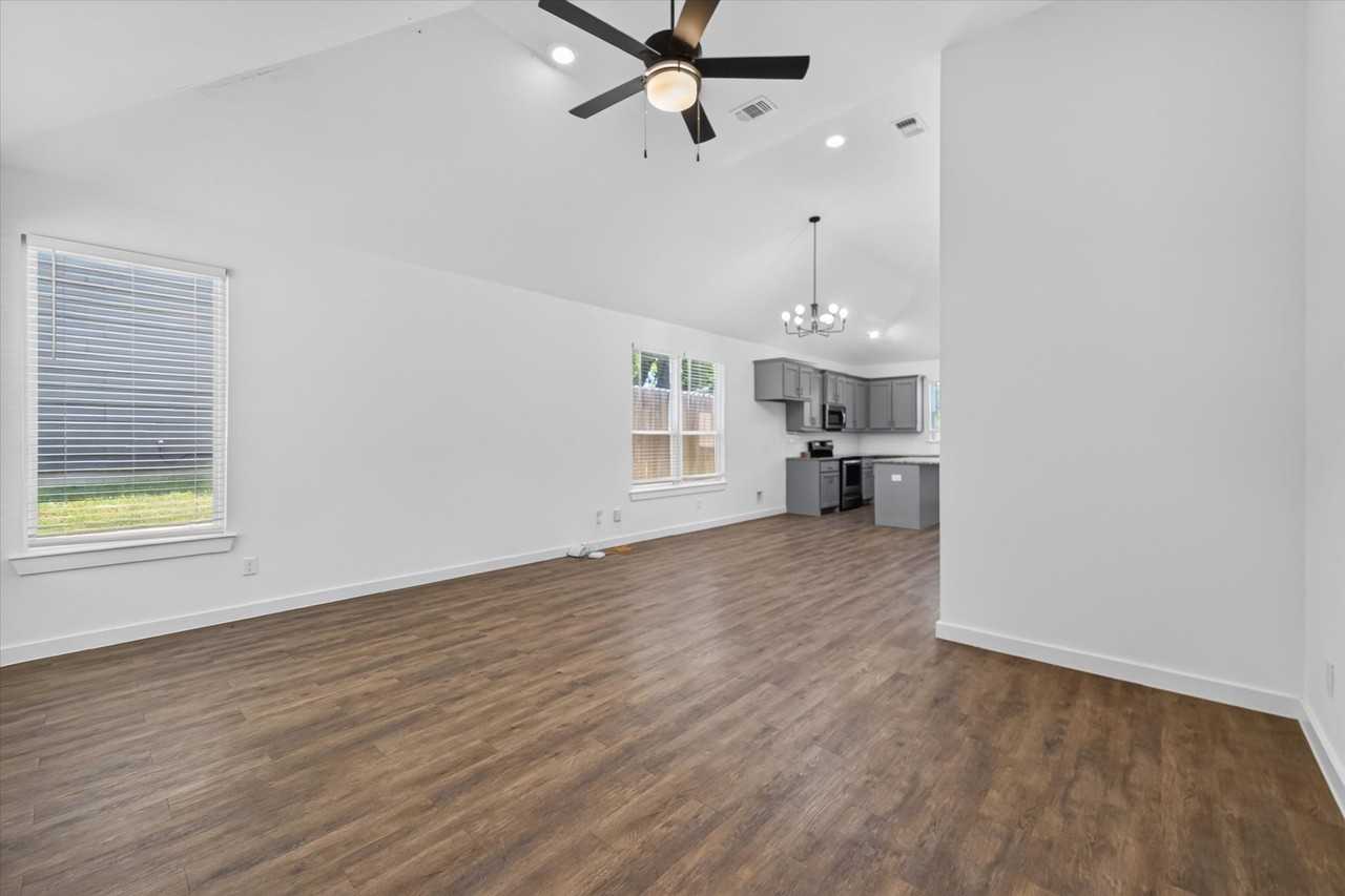 610 E Texas St - Photo 2 of 27