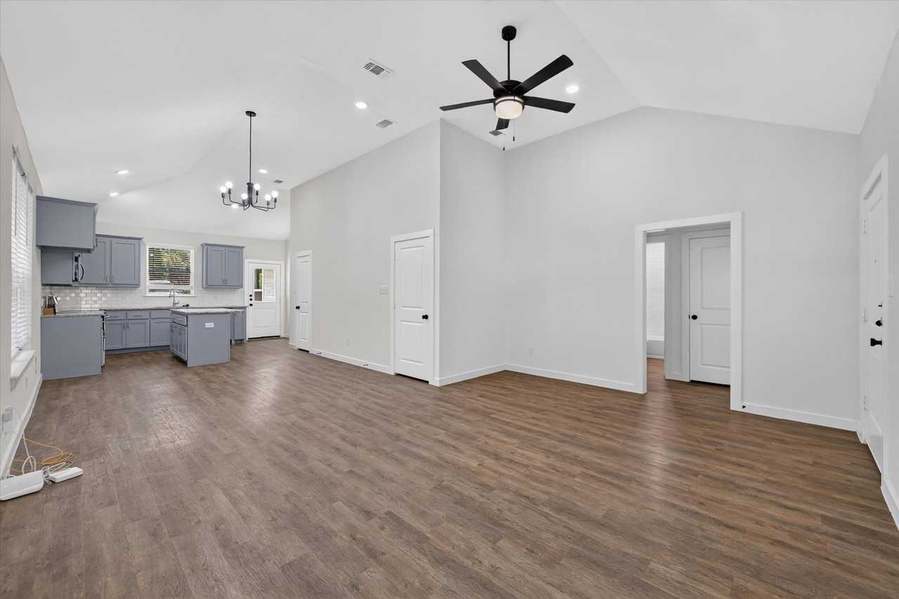 610 E Texas St - Photo 3 of 27