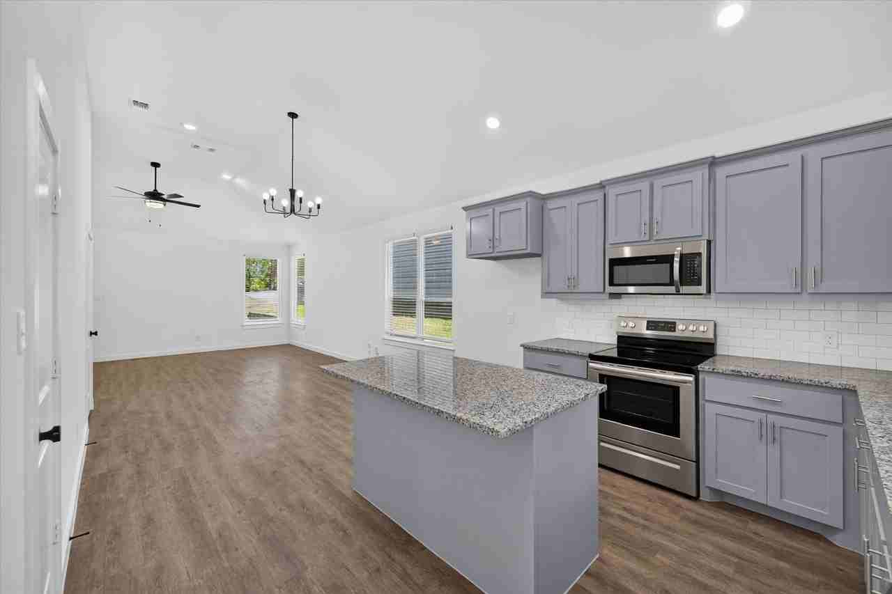 610 E Texas St - Photo 4 of 27