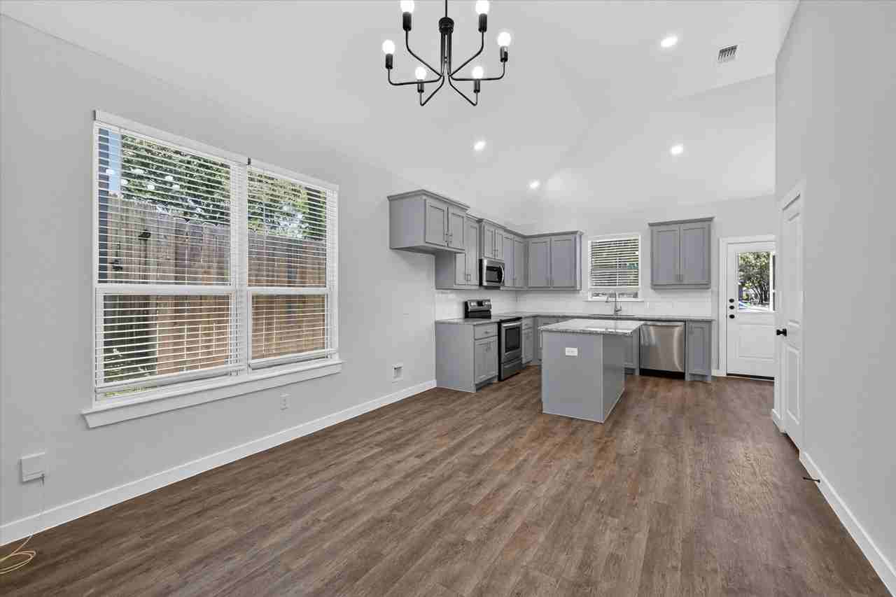 610 E Texas St - Photo 5 of 27