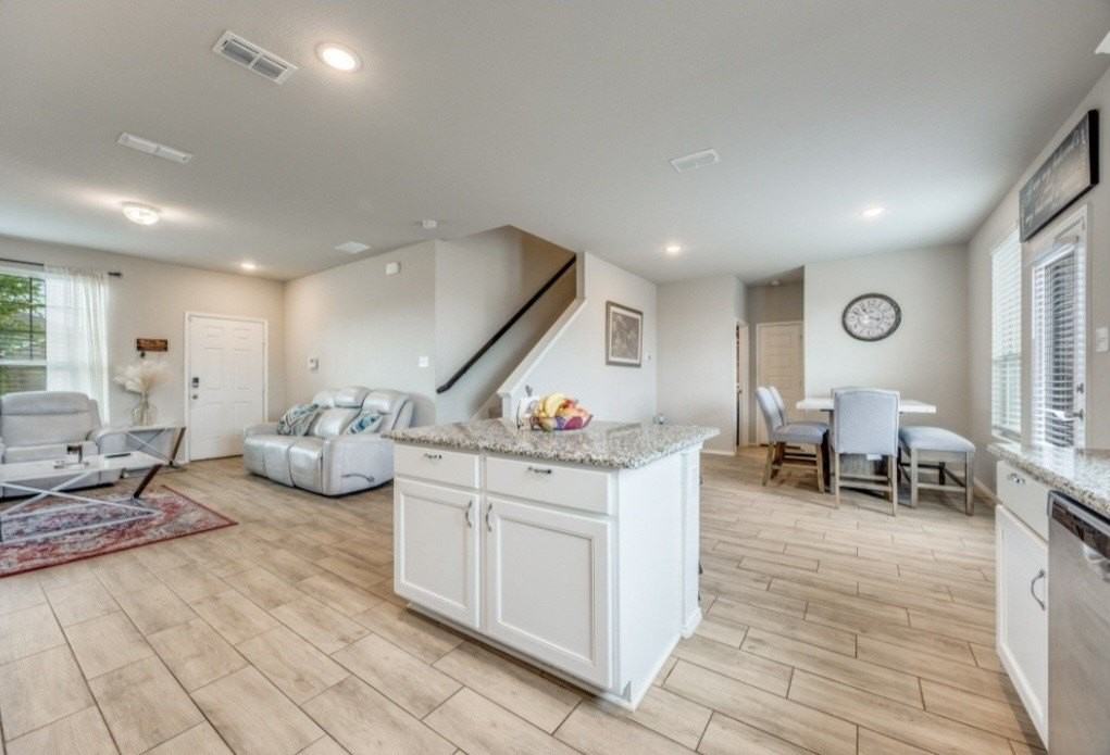 926 Hurstwood Dr - Photo 2 of 13