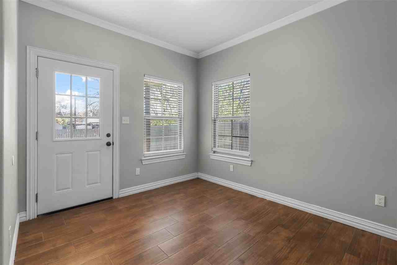 1624 E King St - Photo 2 of 15