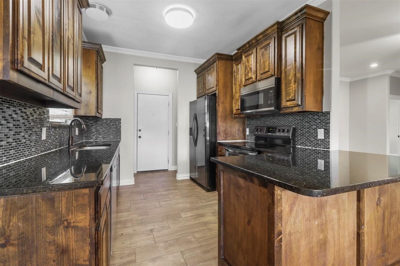 1624 E King St - Photo 3 of 15