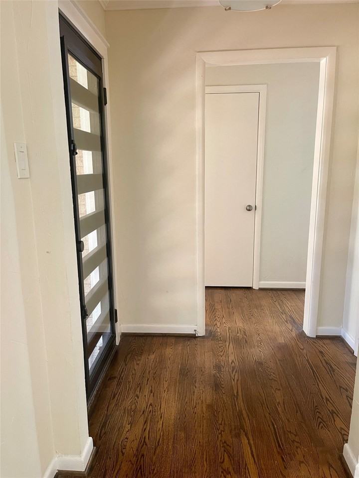 605 Devonshire Dr - Photo 4 of 26