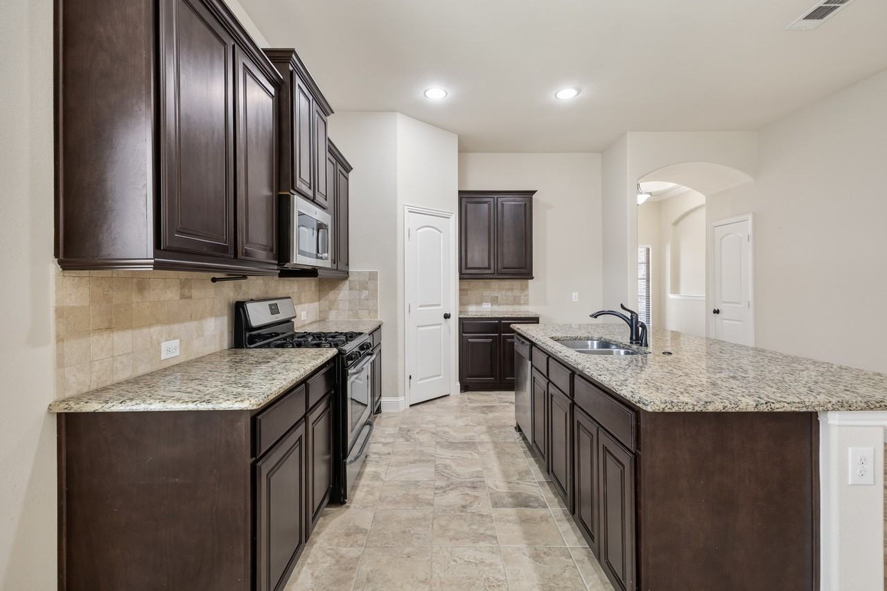660 Sharpley - Photo 3 of 28