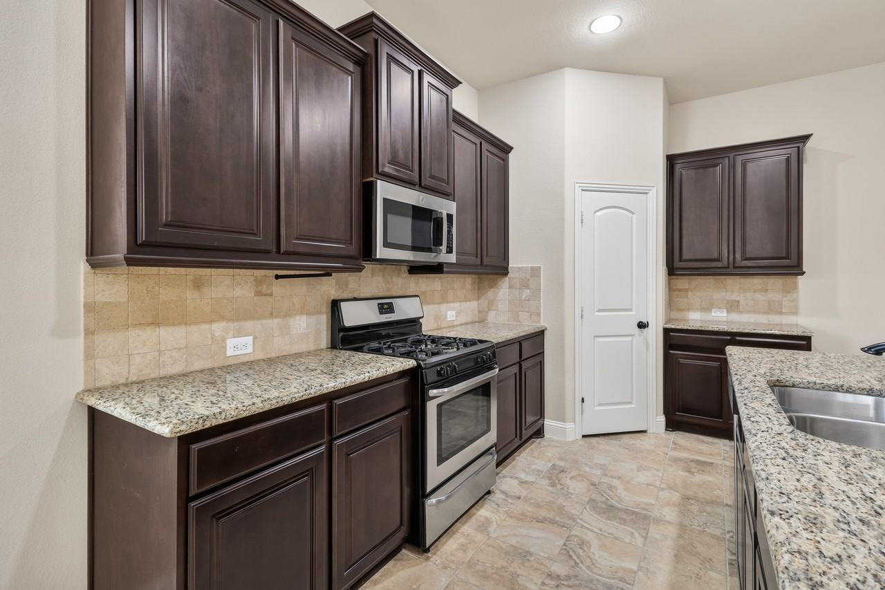 660 Sharpley - Photo 4 of 28