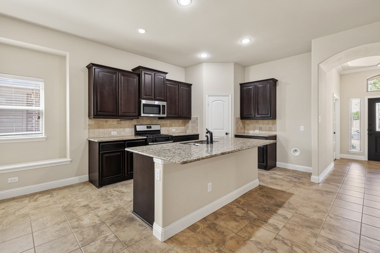 660 Sharpley - Photo 5 of 28