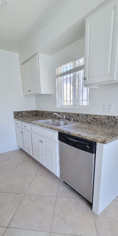 1802 N Wilton Pl - Photo 5 of 19