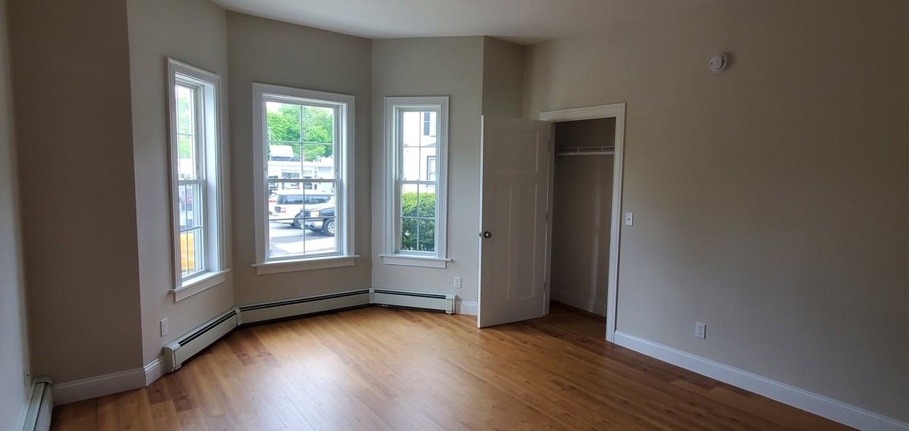 127 Bartlett St - Photo 5 of 16