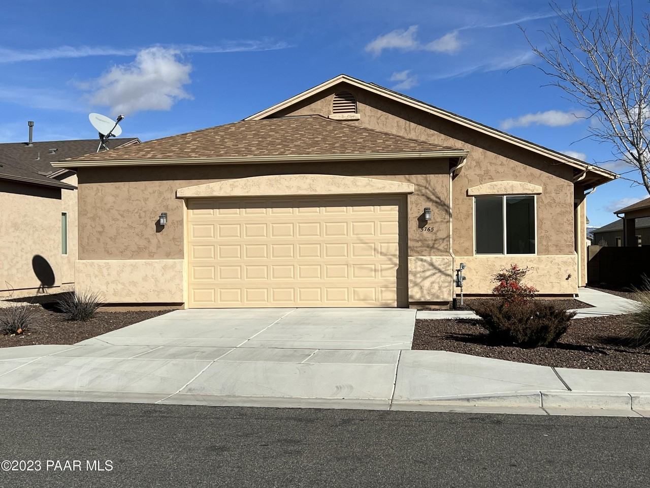 5765 N Thornberry Dr - Photo 2 of 26
