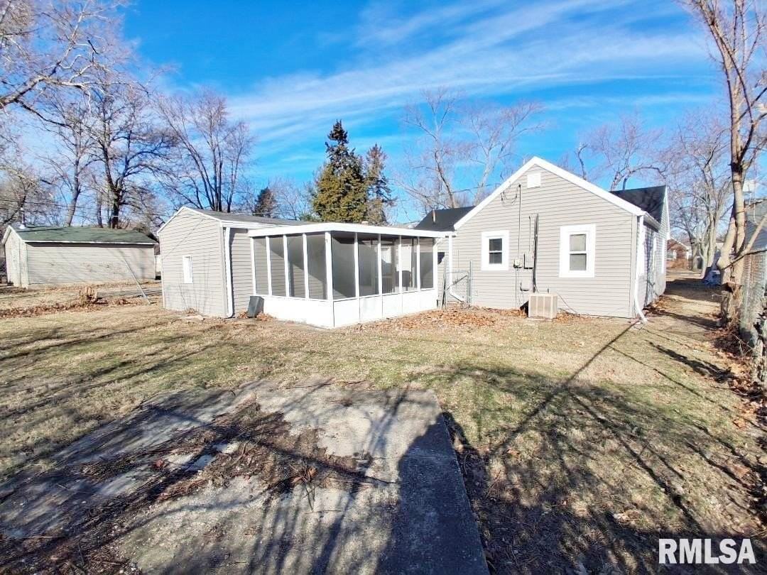 2022 W Richwoods Blvd - Photo 4 of 20