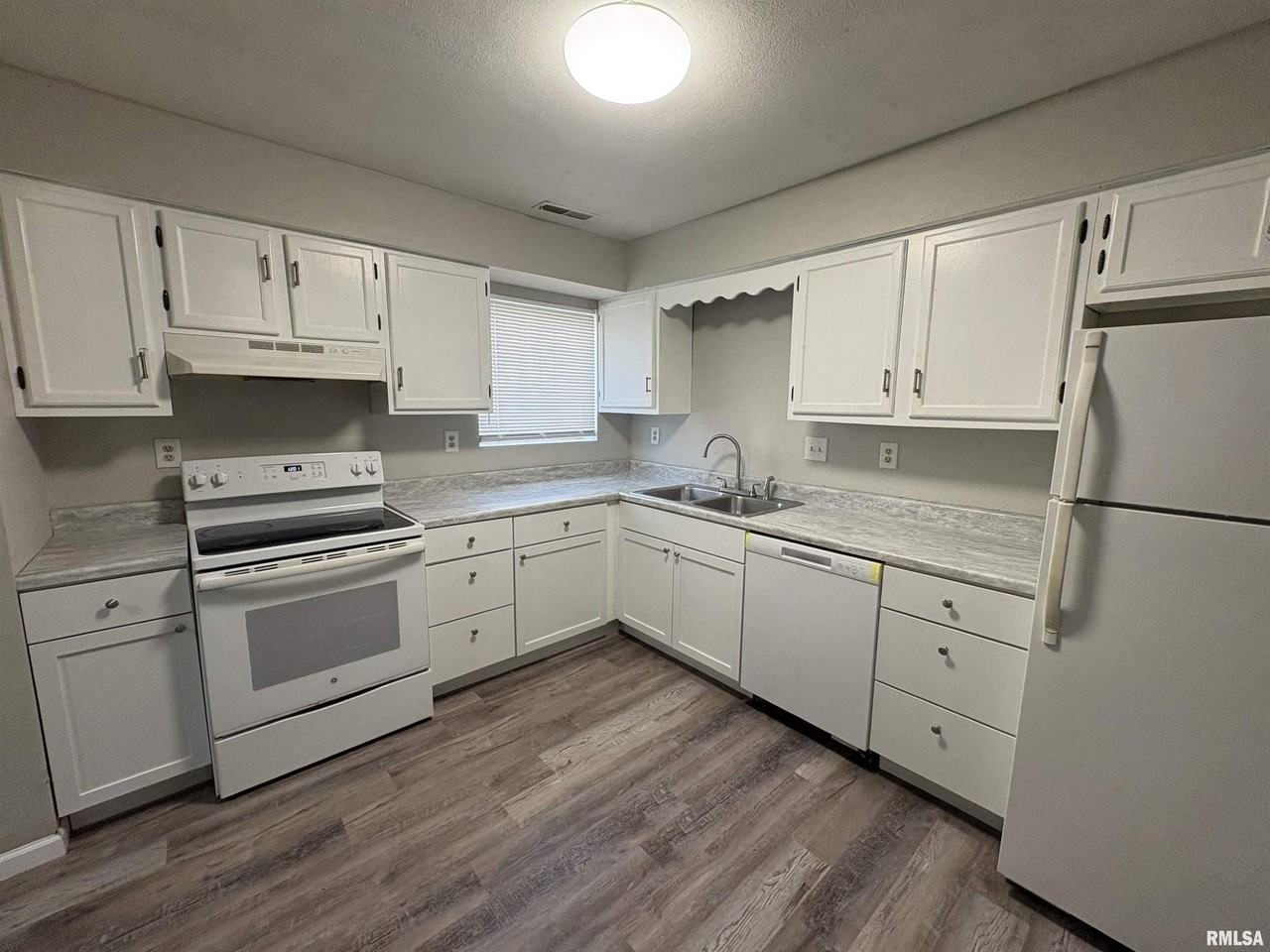 3617 W Richwoods Blvd - Photo 7 of 16