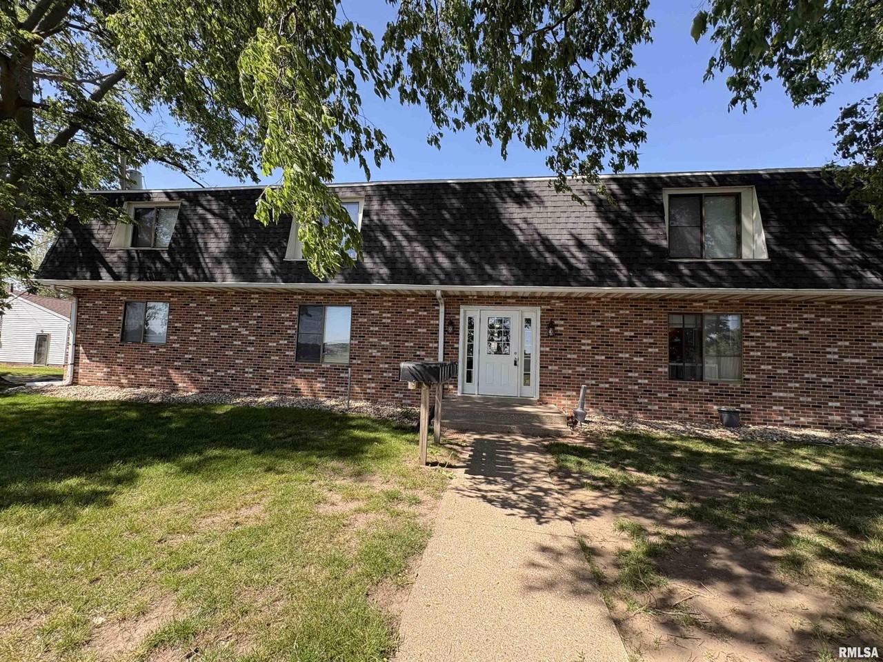1107 Koch St #1 - Photo 4 of 13