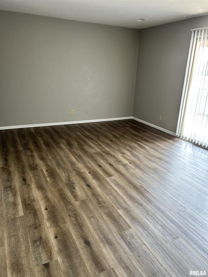 1926 Canterbury Dr #6 - Photo 3 of 20