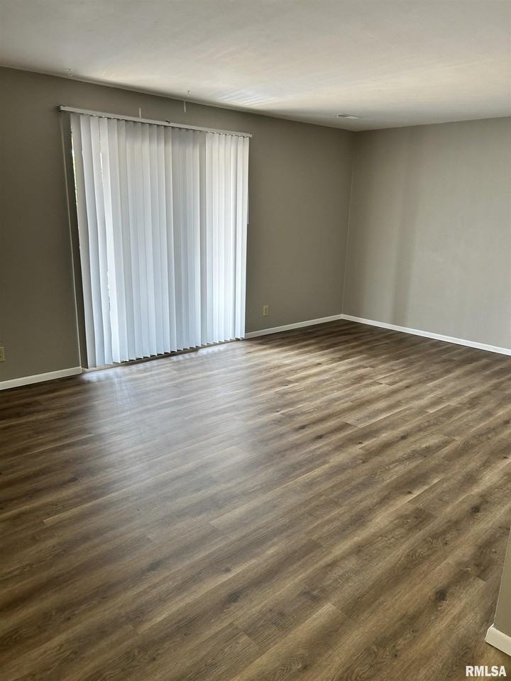 1926 Canterbury Dr #6 - Photo 4 of 20