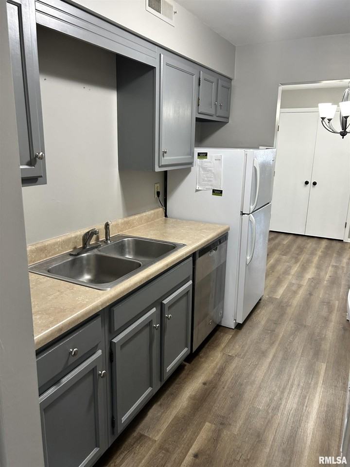 1926 Canterbury Dr #6 - Photo 6 of 20