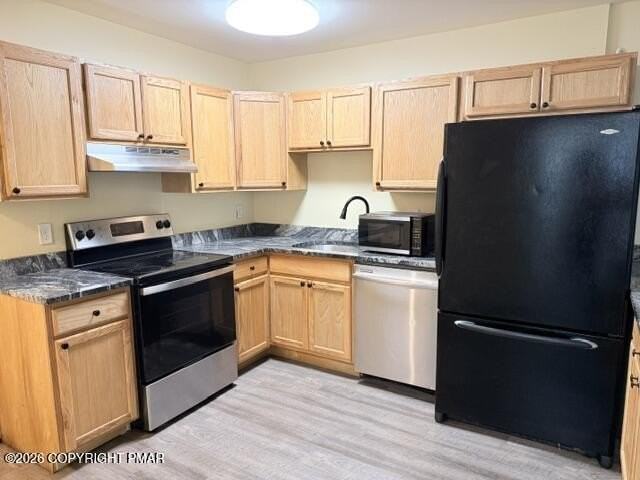 328 Crewe Ct - Photo 3 of 18