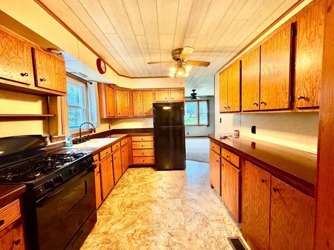 415 W Locust St - Photo 2 of 12
