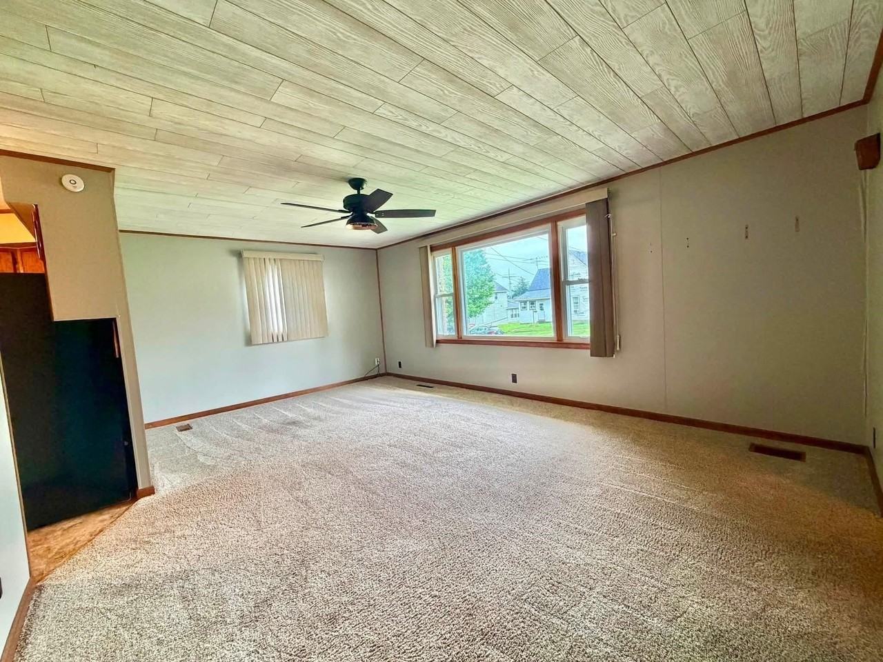 415 W Locust St - Photo 6 of 12